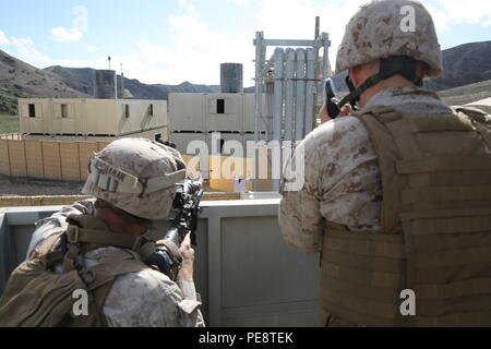 Us-Marines mit dem 13 Marine Expeditionary Unit durchgeführt eine lange Reihe von Raid auf PDL bekämpfen Stadt, Nov. 3, 2015, als Teil der zusammengesetzten Trainingsgerät Übung. COMPTUEX bietet die MEU ARG die Möglichkeit naval Training zu integrieren, während auch ermöglicht, Mission - spezifische Ausbildung und Bewertung für die Marines und deren Navy Counter Parts. (U.S. Marine Corps Foto von Sgt. Paris Kapern/freigegeben) Stockfoto