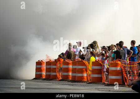 Zuschauer beobachten, wie der Flash Fire Jet Truck während des Thunder Over South Georgia Open House auf der Landebahn auf der Moody Air Force Base beschleunigt. Das strahlgetriebene Fahrzeug erreicht Geschwindigkeiten von bis zu 375 km/h, was einen hohen Schubantrieb, aerodynamische Stabilität, Bremssysteme, Sicherheitsverfahren, und Fahrzeugleistung. Die Veranstaltung beinhaltete Luftdemonstrationen, statische Flugzeugausstellungen, öffentliches Engagement und Vorführungen operativer und technologischer Fähigkeiten der US Air Force in der Luftfahrt und bodengestützten Demonstrationen. Stockfoto