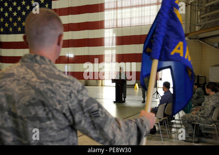 Us Air Force Oberstleutnant Karen schüttelte, Kommandant der 145 Aircraft Maintenance Squadron, Adressen Freunde und Familie während der Werbeaktion Zeremonie in ihrer Ehre auf der North Carolina Air National Guard Base, Charlotte Douglas International Airport, Nov. 7, 2015. Schüttelte, die ihr Diplom an der Appalachian State University erwarb, war eine Logopädin, bevor Sie dem NCANG volle Zeit kommen. Stockfoto