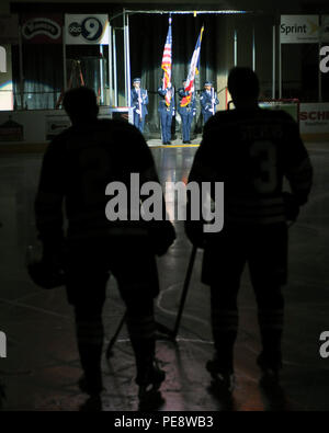 Mitglieder der 185 Luftbetankung Flügel (ARW) Ehrengarde die Farben während der Nationalhymne vor Beginn der Hockey Spiel auf militärischen Anerkennung Nacht an die Musketiere, die Tyson Event Center in Sioux City, Iowa, Nov. 7, 2015. (U.S. Air National Guard Foto von Tech Sgt. Bill Wiseman / freigegeben) Stockfoto