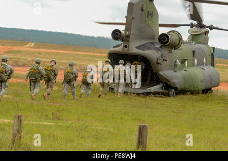 Us-fallschirmjäger mit der 82Nd Airborne Division der Kanadischen CH-47 Chinook Hubschrauber für einen Sprung in Sizilien Drop Zone in Fort Bragg, N.C., Nov. 5, 2015 laden. Der Sprung ist das große Finale der Combined Joint Operations Zugang Übung 16-01 und Canadian jump Wings verdienen für die US-fallschirmjäger. (U.S. Armee Foto von SPC. L'Erin Wynn, 49. Öffentliche Angelegenheiten Ablösung/Freigegeben) Stockfoto