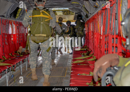 Us-fallschirmjäger mit der 82Nd Airborne Division, Kanadische jumpmasters mit den 3 Königlichen Kanadischen Regiments und kanadische Luftwaffe Mannschaft Leiter mit den 450 taktische Helicopter Squadron ein Tropfen aus einem kanadischen CH-47 Chinook Hubschrauber auf Sizilien Drop Zone in Fort Bragg, N.C., Nov. 5, 2015. Der Sprung ist das große Finale der Combined Joint Operations Zugang Übung 16-01 und Canadian jump Wings verdienen für die US-fallschirmjäger. (U.S. Armee Foto von SPC. L'Erin Wynn, 49. Öffentliche Angelegenheiten Ablösung/Freigegeben) Stockfoto