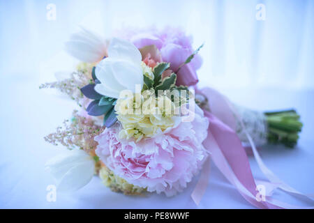 Stilvolle, Pastelltönen wedding bouquet mit trendigen Sukkulenten, peachy Pfingstrosen, Weiße Tulpen und Rosen Elfenbein Stockfoto