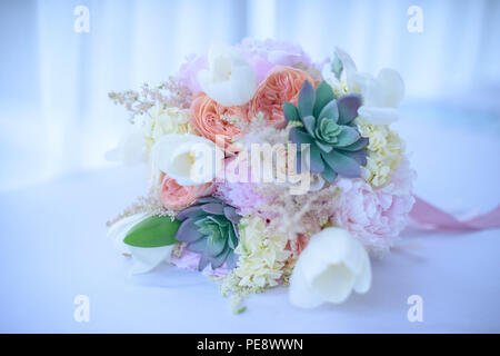 Stilvolle, Pastelltönen wedding bouquet mit trendigen Sukkulenten, peachy Pfingstrosen, Weiße Tulpen und Rosen Elfenbein Stockfoto