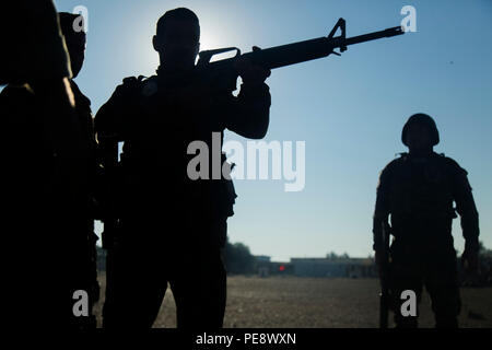 Ein irakischer Soldat 71 irakische Armee Brigade Praxis Zimmer - clearing Verfahren während der ersten Phasen der städtischen Betrieb Training im Camp Taji, Irak, Nov. 2, 2015 zugeordnet. Der Soldat nahm an der Ausbildung zu lernen, wie man richtig klar Gebäude und besiedelten Gebieten während der Angriffe gegen die Islamischen Staat im Irak und der Levante. Die Schulung ist Teil des Gebäudes partner Kapazität Mission führte der Koalition zugewiesen zu Aufgabengruppe Taji. (U.S. Armee Foto von SPC. William Marlow/Freigegeben) Stockfoto