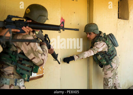 Ein irakischer Soldat 71 irakische Armee Feuerwehr zugeordnet bereitet eine Tür für seine Mannschaft in einem Gebäude clearing Szenario während urban Operations Training im Camp Taji, Irak, Nov. 3, 2015 zu öffnen. Die Soldaten gelernt, wie Gebäude in Vorbereitung für ihren Kampf gegen den Islamischen Staat im Irak und der Levante zu sichern. Die Schulung ist Teil des Gebäudes partner Kapazität Mission führte der Koalition zugewiesen zu Aufgabengruppe Taji. (U.S. Armee Foto von SPC. William Marlow/Freigegeben) Stockfoto