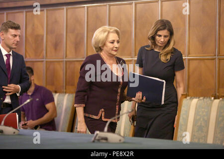 Bukarest, Rumänien - August 02, 2018: viorica Dancila, Premierminister von Rumänien, an der Spitze der Regierung in Victoria Palace in Bukarest. Stockfoto