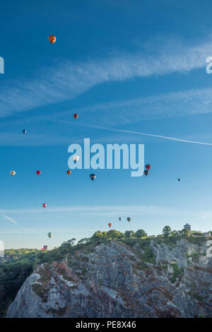 Heißluftballons vom Bristol International Balloon Fiesta fliegen Sie über den Avon Gorge und die Clifton Suspension Bridge. Stockfoto