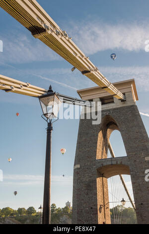 Heißluftballons vom Bristol International Balloon Fiesta fliegen Sie über den Avon Gorge und die Clifton Suspension Bridge. Stockfoto