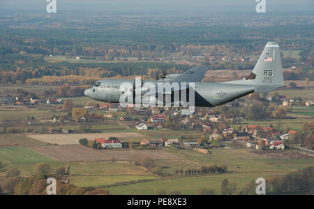 Am 2. November 2015 führte ein C-130J Super Hercules der 37th Airlift Squadron einen Flug über der Powidz Air Base in Polen durch. Der Einsatz umfasste eine gemeinsame Ausbildung mit der polnischen Luftwaffe, um die Einsatzbereitschaft und Interoperabilität zu verbessern. Die C-130J, ein viermotoriges Turboprop-Flugzeug mit Kapazität für Fracht, Fallschirmjäger und taktische Luftbrücke, unterstützte die Koordination zwischen dem 86. Und 182. Luftbrücke in NATO-Missionen und europäischen Übungen. Stockfoto