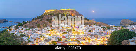 Panoramablick von Lindos in der Dämmerung, Rhodos - Griechenland Stockfoto