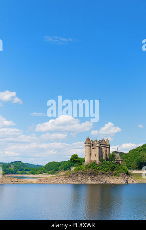 LANOBRE, Frankreich - 24. MAI 2018: Chateau de Val in künstlichen See in Lanobre am 24. Mai 2018 Stockfoto