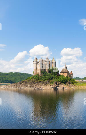 LANOBRE, Frankreich - 24. MAI 2018: Chateau de Val in künstlichen See in Lanobre am 24. Mai 2018 Stockfoto