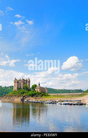 LANOBRE, Frankreich - 24. MAI 2018: Chateau de Val in künstlichen See in Lanobre am 24. Mai 2018 Stockfoto