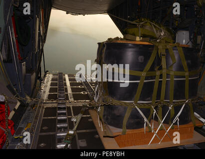 Eine Palette ist bereit, von der Rückseite einer C-130 Hercules freigegeben werden, während über Korea, November 5, 2015 fliegen. Die 36Th Airlift Squadron verwendet Paletten wie dieses, ein hoher Geschwindigkeit container Delivery System genannt, zu Air drop Verfahren für Lieferungen simulieren. Die Palette wurde im Rahmen der Teilnahme der 374. Airlift Wing, die in der Übung wachsam Ace 16, ein US-Republik Korea kombinierte Übung zur Verbesserung der operativen und taktischen Ebene Koordinierung durch kombiniert und die gemeinsame Bekämpfung der Ausbildung abzielen. (U.S. Air Force Foto von Airman 1st Class Baker/Freigegeben) Stockfoto
