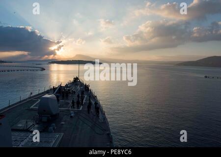 151108-N-TC720-137 SOUDA-Bucht, Griechenland (8. November 2015) USS Donald Cook (DDG-75) bekommt im Gange von Souda Bay, Griechenland, nach einem Besuch der regelmäßig stattfindenden Port 8. November 2015. Donald Cook, ein Zerstörer der Arleigh-Burke-Klasse geführte Flugkörper, nach vorn in Rota, Spanien bereitgestellt ist die Durchführung einer Routine-Patrouille in den USA 6. Flotte Bereich der Maßnahmen zur Erhöhung der Sicherheit der Vereinigten Staaten in Europa interessiert. (Foto: U.S. Navy Mass Communication Specialist 3. Klasse Matte Murch/freigegeben) Stockfoto