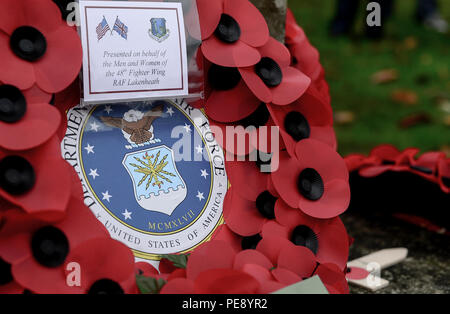 Ein Mohn Kranz ist während einer Erinnerung Tag der Zeremonie in Lakenheath Village, England, November 8, 2015. Die Mitglieder der Gemeinschaft durch Festlegung der poppy Kränze an Respekt und Ehrfurcht zu gefallenen Kriegshelden Show teilgenommen. In Großbritannien, das Tragen der roten Mohnblumen und Festlegung poppy Kränze an der Gedenkstätte ist ein Weg, um diejenigen, die ihr Leben verloren oder verletzt wurden während des Krieges zu erinnern. (U.S. Air Force Foto von älteren Flieger Erin Trower / freigegeben) Stockfoto