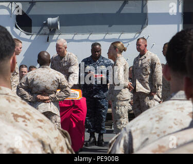 Us-Marine Kapitän Augustus S. Bennett, Commodore amphibischen Squadron 4 und Ehrengast, isst ein Stück Kuchen während des Marine Corps geburtstag Zeremonie an Bord der Amphibisches Schiff USS Kearsarge (LHD3), 10. November 2015, im Roten Meer. Die 26. MEU feierten den 240. Geburtstag des United States Marine Corps während auf der Kearsarge Amphibious Ready Gruppe begonnen und bereitgestellt, um die regionale Sicherheit in den USA 5 Flotte Bereich der Betrieb aufrecht zu erhalten. (U.S. Marine Corps Foto von gunnery Sgt. Andrew D. Pendracki/26 MEU bekämpfen Kamera/Freigegeben) Stockfoto