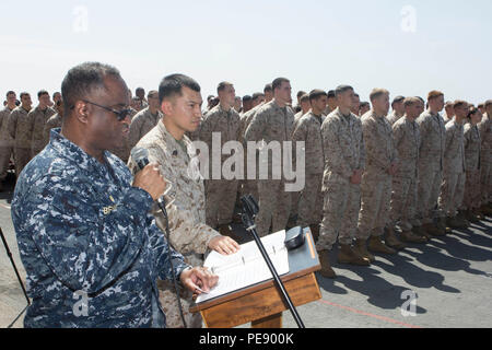 Us-Marine Kapitän Augustus S. Bennett, Commodore amphibischen Squadron 4, gibt seine Bemerkungen als Ehrengast des Marine Corps geburtstag Zeremonie an Bord der Amphibisches Schiff USS Kearsarge (LHD3), 10. November 2015, im Roten Meer. Die 26 Marine Expeditionary Unit feierten den 240. Geburtstag des United States Marine Corps während auf der Kearsarge Amphibious Ready Gruppe begonnen und bereitgestellt, um die regionale Sicherheit in den USA 5 Flotte Bereich der Betrieb aufrecht zu erhalten. (U.S. Marine Corps Foto von gunnery Sgt. Andrew D. Pendracki/26 MEU bekämpfen Kamera/Freigegeben) Stockfoto