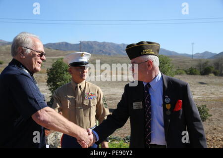 Der Bürgermeister von Santee, Kalifornien, und die Führung des US-Marine-Bataillons begrüßten Gäste bei einer Zeremonie am 6. November im Camp Horno Memorial Garden, Camp Pendleton, Kalifornien. Die Veranstaltung würdigte 2. Bataillon, 1. Marine Regiment Mitglieder der 13. Marine Expeditionary Unit, die im Vietnamkrieg starben. Gedenktafeln mit den Namen gefallener Marines wurden geweiht, gedenken an Gottesdienst, Opfer, Geschichte des Marine Corps, Veteranen, und Stärkung von Tradition, Ehre und Eprit de Corps. Stockfoto