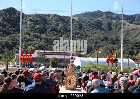 Lieutenant Colonel Jonathan Smith, Bataillonkommandeur des 2. Bataillons, 1. Marine-Regiment, spricht Vietnam-Veteranen, Familie und Freunde an, um Mitglieder des Regiments zu ehren, die während des Vietnamkriegs starben. Im Camp Horno Memorial Garden, Camp Pendleton, sind Gedenktafeln mit den Namen der Gefallenen geweiht. Die Zeremonie betont Erinnerung, Ehre und militärische Tradition, unter Beteiligung von Einheiten wie der 13. MEU, BLT 2/1, VMM-166 und CLB-13, wobei der Respekt für Dienst und Opfer hervorgehoben wird. Stockfoto