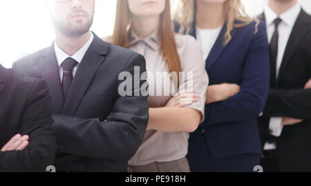 Nahaufnahme eines Business Teams lächelnd nebeneinander und überqueren die Arme Stockfoto