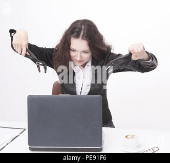 Junge Geschäftsfrau smashing einen Laptop. isoliert auf Weiss. Stockfoto