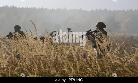 Georgische Soldaten von Charlie Company, 12 Leichte Infanterie Bataillon, 1 Infanterie Brigade, Feuer, während die Durchführung einer reagieren Szenario bei der US Army Joint Multinational Readiness Center in Hohenfels, Deutschland, Okt. 26, 2015 während der Übung kombinierte Lösung V zu kontaktieren. Übung kombinierte Lösung V wurde entwickelt, um der US-Armee regional zugeteilt, um die US-European Command Verantwortungsbereich mit multinationalen Ausbildung auf allen Ebenen zu trainieren. Rund 4.600 Teilnehmer aus 13 Nationen der NATO und der Europäischen Partner teilnehmen. Die Übung bezieht rund um Stockfoto