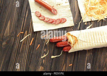 Würzige Wurst in Fladenbrot gewickelt. Vorbereitung der Shawarma Stockfoto