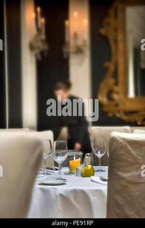 Restaurant Ambiente mit Mitarbeiter in Soft Focus Hintergrund- und Tabellenebene pov Stockfoto