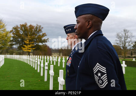 Us Air Force Generalleutnant Timothy Ray, 3 Air Force und 17 Expeditionary Air Force Commander, Links, und Chief Master Sgt. Kaleth Wright, 3. AF und 17 EAF Befehl Chief, Blick über Reihen von Grabsteinen, nach einem Veterans Day Zeremonie Amerikanischen Friedhof in Cambridge, Vereinigtes Königreich, Nov. 11, 2015. Der Friedhof dient als letzte Ruhestätte für 3.812 American Service Members während des Zweiten Weltkrieges getötet (U.S. Air Force Foto: Staff Sgt. Jarad A. Denton/Freigegeben) Stockfoto