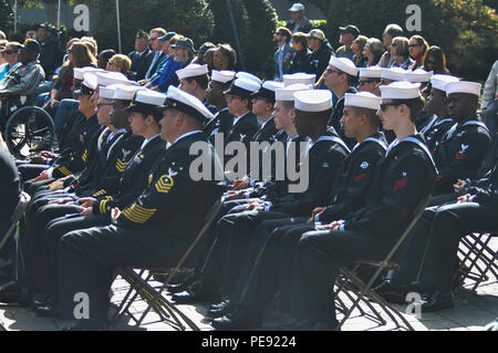 151111-N-IJ 275-116 Newport News, Virginia (Nov. 11, 2015) Segler zum Nimitz zugeordnet - Klasse Flugzeugträger USS Abraham Lincoln (CVN 72) die Veterans Day Zeremonie beobachten von der American Legion Post #25 gehostet werden. Lincoln Segler verband die Führung von Newport News für eine Veterans Day Zeremonie am Siegestor in Newport News, Virginia, November 11. (U.S. Marine Foto von Mass Communication Specialist 3. Klasse Ciarra C. Thibodeaux/Freigegeben) Stockfoto