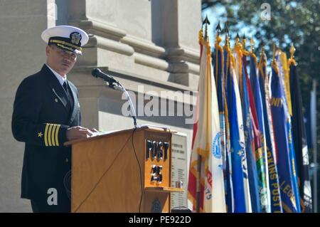 151111-N-IJ 275-135 Newport News, Virginia (Nov. 11, 2015) Kapitän Ron Ravelo, kommandierender Offizier der Nimitz-Klasse Flugzeugträger USS Abraham Lincoln (CVN 72), spricht an der Veterans Day Zeremonie von der American Legion Post #25 gehostet werden. Lincoln Segler verband die Führung von Newport News für eine Veterans Day Zeremonie am Siegestor in Newport News, Virginia, November 11. (U.S. Marine Foto von Mass Communication Specialist 3. Klasse Ciarra C. Thibodeaux/Freigegeben) Stockfoto