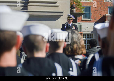 151111-N-IJ 275-140 Newport News, Virginia (Nov. 11, 2015) Kapitän Ron Ravelo, kommandierender Offizier der Nimitz-Klasse Flugzeugträger USS Abraham Lincoln (CVN 72), spricht an der Veterans Day Zeremonie von der American Legion Post #25 gehostet werden. Lincoln Segler verband die Führung von Newport News für eine Veterans Day Zeremonie am Siegestor in Newport News, Virginia, November 11. (U.S. Marine Foto von Mass Communication Specialist 3. Klasse Ciarra C. Thibodeaux/Freigegeben) Stockfoto