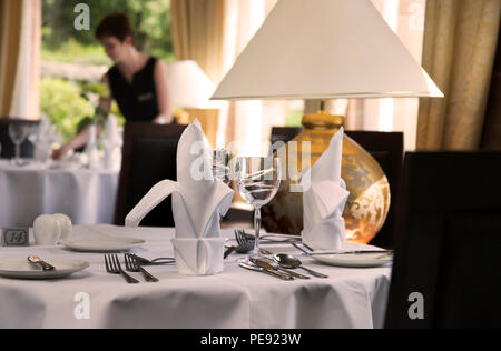 Restaurant Ambiente mit Mitarbeiter in Soft Focus Hintergrund Tabelle Ebene pov Stockfoto