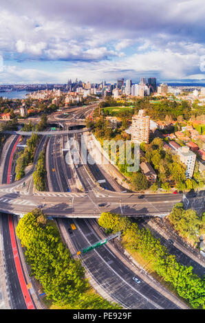 Untere Nordküste von Sydney um Warringah Freeway mehrspurigen Autobahn durch North Sydney, Sydney Harbour Bridge und die Innenstadt Landmar Stockfoto