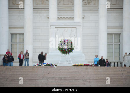 Ein Grab Sentinel, 3d-US-Infanterie Regiment (Die Alte Garde), Bewacht das Grab des Unbekannten Soldaten in den nationalen Friedhof von Arlington, Nov. 11, 2015 in Arlington, Virginia. Kränze für Veterans Day Rest in der Nähe des Grabes. (U.S. Armee Foto von Rachel Larue/Arlington National Cemetery/freigegeben) Stockfoto