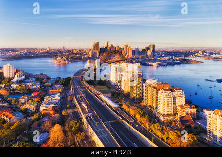 Multi-lane entring warringah Freeway Sydney Harbour Bridge von North Sydney durch Kirribilli und Milsons Point in Richtung Innenstadt über Hafen Gewässer Stockfoto