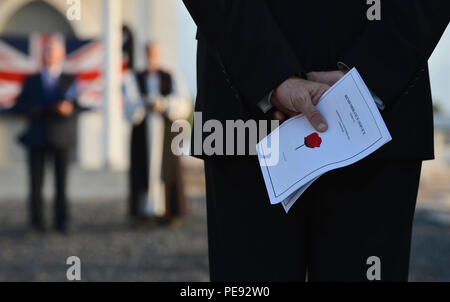 Botschafter Greg Dorey, britischer Botschafter in Äthiopien und Dschibuti, liest die Worte der Erinnerung in der Erinnerung Tag der Service in der Nähe von Camp Lemonnier, Dschibuti, Nov. 11, 2015. Der Tag des Gedenkens erinnert jedes Jahr am 07.11.11 Der Waffenstillstand zwischen den Alliierten des Ersten Weltkriegs und Deutschland, der beendete Kampfhandlungen an der Westfront unterzeichnet zu markieren, wird um 11 Uhr morgens - 11 Stunden der 11. Tag des elften Monats des Jahres 1918. (U.S. Air Force Foto von Tech. Sgt. Dan DeCook) Stockfoto