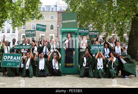 Eine große Gospel Chor bringt das Geräusch auf den anti-Trumpf-Protest, eine potenzielle Retter in der Form von Oprah Winfrey, wie Paddy Power Schrägstrich Presidential Quoten Talk Show Host auf 20/1. 'Oprahtic' waren in voller Stimme, als sie ein lebensechtes waxwork von Winfrey durch den März mit Rädern, nach einer Umfrage, in der 71 % der Briten sagten, sie möchten ihr zu laufen. Mit: Atmosphäre, Wo: London, Großbritannien Wann: 13 Aug 2018 Quelle: Joe Pepler/PinPep/WENN.com Stockfoto