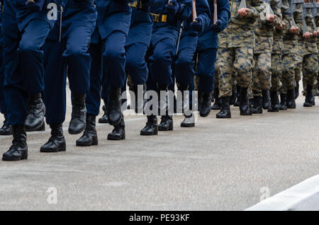 Soldaten marschieren auf der Straße während der Parade Stockfoto