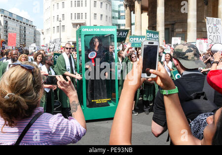 Eine große Gospel Chor bringt das Geräusch auf den anti-Trumpf-Protest, eine potenzielle Retter in der Form von Oprah Winfrey, wie Paddy Power Schrägstrich Presidential Quoten Talk Show Host auf 20/1. 'Oprahtic' waren in voller Stimme, als sie ein lebensechtes waxwork von Winfrey durch den März mit Rädern, nach einer Umfrage, in der 71 % der Briten sagten, sie möchten ihr zu laufen. Mit: Atmosphäre, Wo: London, Großbritannien Wann: 13 Aug 2018 Quelle: Joe Pepler/PinPep/WENN.com Stockfoto