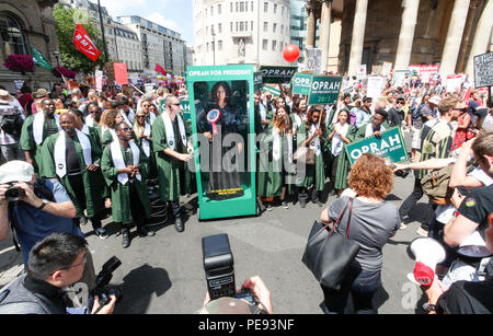 Eine große Gospel Chor bringt das Geräusch auf den anti-Trumpf-Protest, eine potenzielle Retter in der Form von Oprah Winfrey, wie Paddy Power Schrägstrich Presidential Quoten Talk Show Host auf 20/1. 'Oprahtic' waren in voller Stimme, als sie ein lebensechtes waxwork von Winfrey durch den März mit Rädern, nach einer Umfrage, in der 71 % der Briten sagten, sie möchten ihr zu laufen. Mit: Atmosphäre, Wo: London, Großbritannien Wann: 13 Aug 2018 Quelle: Joe Pepler/PinPep/WENN.com Stockfoto