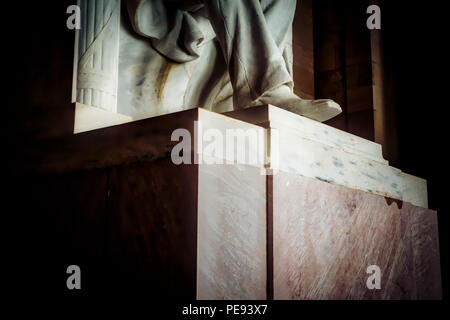 Am Fuße des Abraham Lincolns Statue im Lincoln Memorial. Lincoln's Nickname in seinem weißen Haus Kreise war "Der Alte", weil der Knowledg Stockfoto