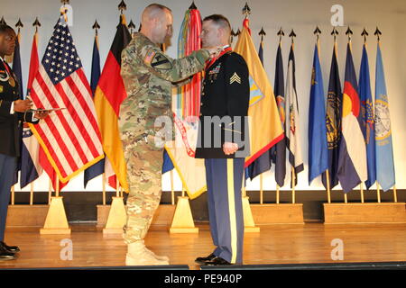 Command Sgt. Maj. Rodney Rhoades, der 21 Theater Sustainment Command älterer Soldat Führer, waltet über Sgt. Trevor J. Dodds' Induktion in der Sergeant Morales Club während der Induktion Zeremonie am Turm Kaserne Theater hier Nov. 12 statt. (Foto: Staff Sgt. Christina J. Turnipseed, 18 Military Police Brigade Public Affairs) Stockfoto