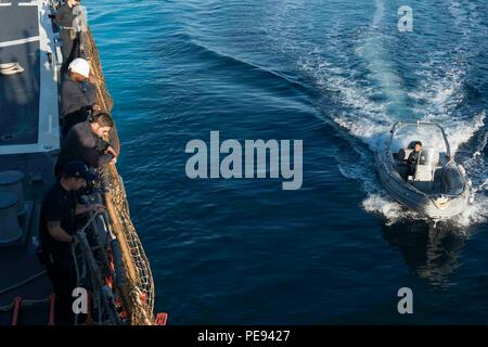 151113-N-TC720-155 SOUDA-Bucht, Griechenland (13. November 2015) ein Lotsenboot von Souda Bay, Griechenland, kommt neben USS Donald Cook (DDG-75), der Hafen-Pilot zu sammeln, da das Schiff in Gang kommt nach ein planmäßigen Anschluss Besuch 13. November 2015. Donald Cook, ein Zerstörer der Arleigh-Burke-Klasse geführte Flugkörper, vorwärts bereitgestellt, Rota, Spanien, ist die Durchführung einer Routine-Patrouille in den USA 6. Flotte Bereich der Maßnahmen zur Erhöhung der Sicherheit der Vereinigten Staaten in Europa interessiert. (Foto: U.S. Navy Mass Communication Specialist 3. Klasse Matte Murch/freigegeben) Stockfoto