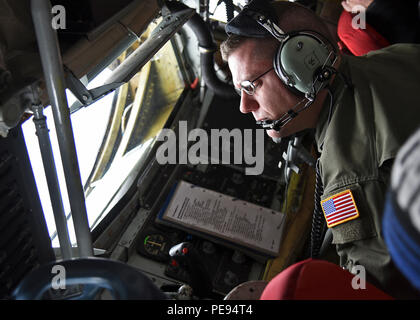 Staff Sgt. Gregor Albers, 93. Air Refuelling Squadron Boom Operator, bereitet eine C-17 Globemaster aus Joint-Base Lewis McChord, Washington zu tanken, während eine Orientierung Flug November 12, 2015, bei Fairchild Air Force Base, Washington Albers Teil eines fünfköpfigen Crew, die geholfen, zu unterrichten und die Fairchild Mission in Spokane - Bereich bürgerliche Führer Show war. (U.S. Air Force Foto/Airman 1st Class Mackenzie Richardson) Stockfoto