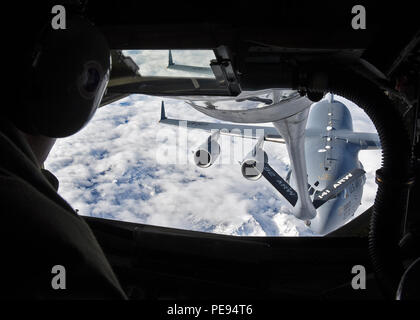 Staff Sgt. Gregor Albers, 93. Air Refuelling Boom Squadron Betreiber, betankt Eine C-17 Globemaster aus Joint-Base Lewis McChord, Washington, während eine Orientierung Flug November 12, 2015, bei Fairchild AFB, Washington die KC-135 Stratotanker von Oberst Brian McDaniel geflogen wurde, 92nd Air Refuelling Wing Commander, mit Maj. William Morse, 93 ARS Fluglehrer, und Kapitän Christophe Fei, 93 ARS-Pilot. (U.S. Air Force Foto/Airman 1st Class Mackenzie Richardson) Stockfoto