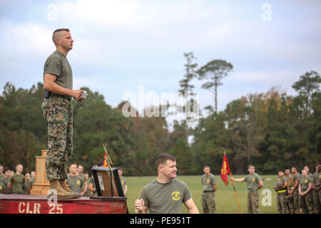 Oberstleutnant Derek E. Lane, der kommandierende Offizier des 8. Kommunikation Bataillon, Adressen Marinesoldaten und Matrosen vor einem Feld in Camp Lejeune, N.C., Nov. 6, 2015 erfüllen. 8. Komm. Bn. bietet die Möglichkeit, Aufgaben zu implementieren - organisierte Kommunikation Abteilungen in der Lage, die Installation, den Betrieb, die Erhaltung und Verteidigung der Kommunikation Netzwerke zur Unterstützung der II Marine Expeditionary Force. (U.S. Marine Corps Foto von Cpl. Paul S. Martinez/Freigegeben) Stockfoto