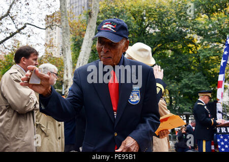 Roscoe C. Brown jr., ein Tuskegee Airmen und ehemalige squadron Commander des 100 Fighter Squadron, das Ewige Licht Zeremonie, während die New York City Veterans Day Parade hier Nov. 11, 2015 besucht. Braun diente in der US Army Air Force während des Zweiten Weltkriegs danach Erhalt des Distinguished Flying Cross-Medaille. (U.S. Army Staff Sgt. Gregory Williams, 353 zivilen Angelegenheiten Command/Foto freigegeben) Stockfoto